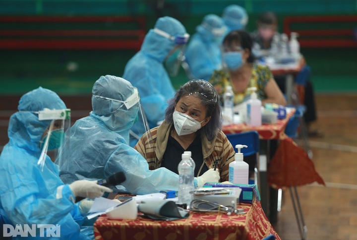 HCM City residents eager for Covid-19 vaccination - 9