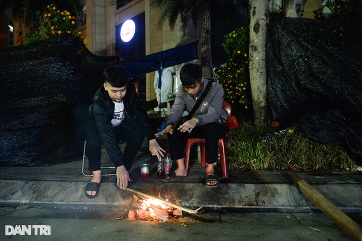 Traders sleep on Hanoi streets to guard kumquat, peach trees - 3
