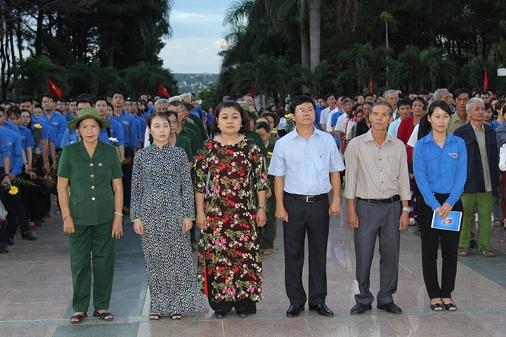 Thousands of young people pay tribute to war dead - 2