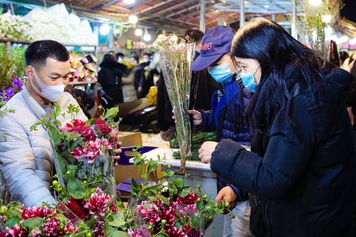 Quang An flower market bustles as Tet nears - 7
