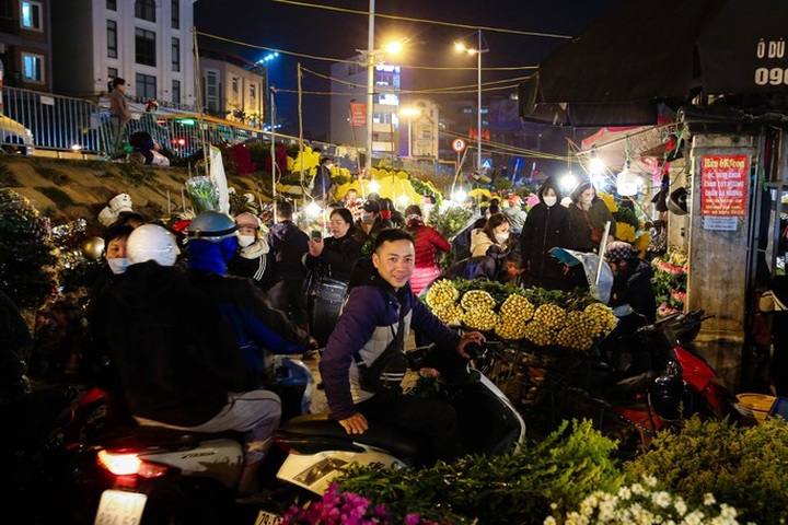 Quang An flower market bustles as Tet nears - 2