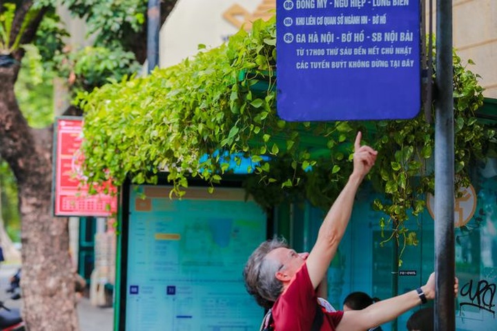Hanoi bus stops go green - 7