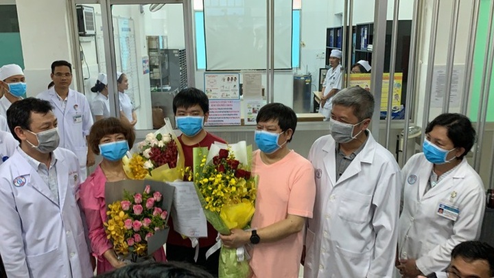 Chinese family thank Vietnamese doctors after winning coronavirus - 2