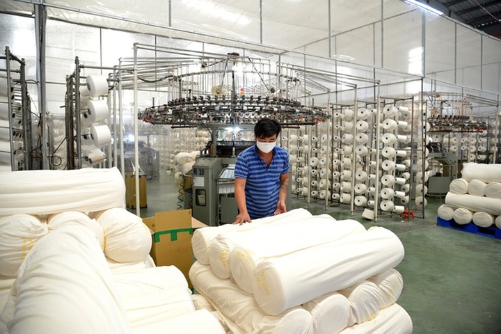 HCM City speeds up cloth face mask production process - 1