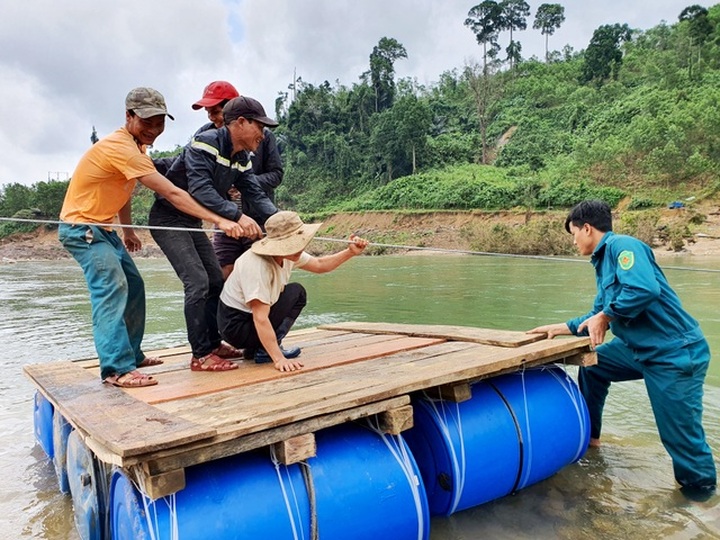 Quang Nam residents risk lives in daily river crossings - 2