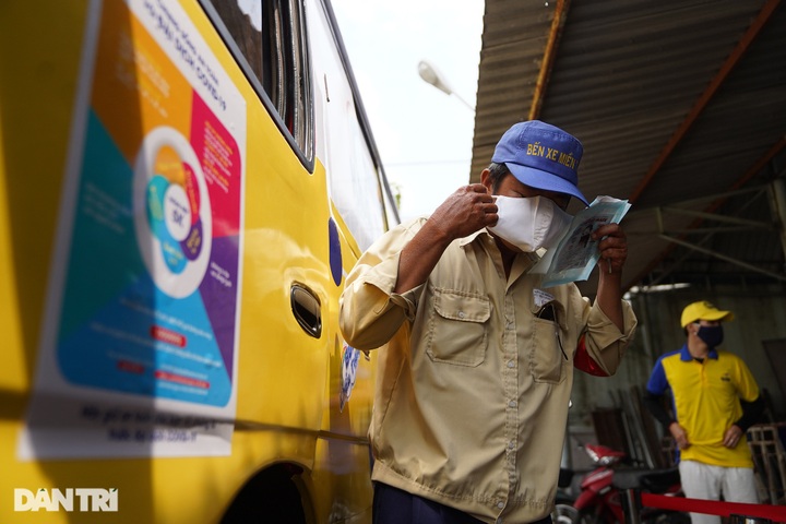 Bus offers free hand wash and face masks to HCM City residents - 4