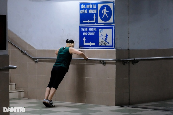 Hanoi lakes and rivers packed with people going out for exercises - 6 Hanoi lakes and rivers packed with people going out for exercises - 6