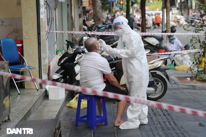 Hanoi authorities lock down more locations as new Covid-19 cases found - 5