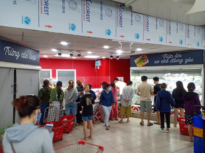 Residents flock to supermarkets as social distancing tightens in Danang - 2 Residents flock to supermarkets as social distancing tightens in Danang - 2