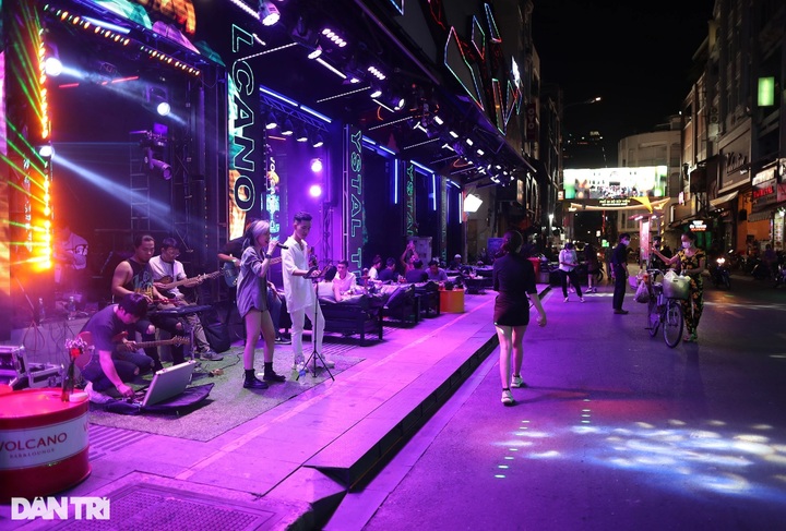 Bars and clubs reopen in HCM City - 4