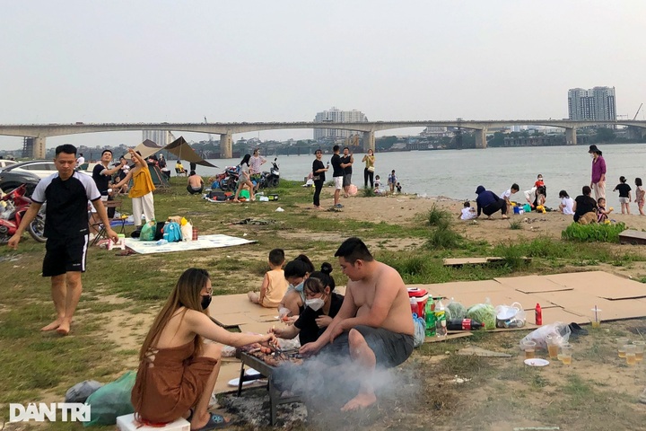 Red River crowded on Hung Kings' holiday - 2