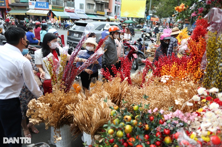 Colourful HCM City as Tet nears - 4