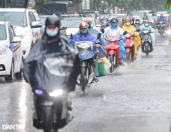Hanoi streets face serious congestion following heavy rain - 4 Hanoi streets face serious congestion following heavy rain - 4