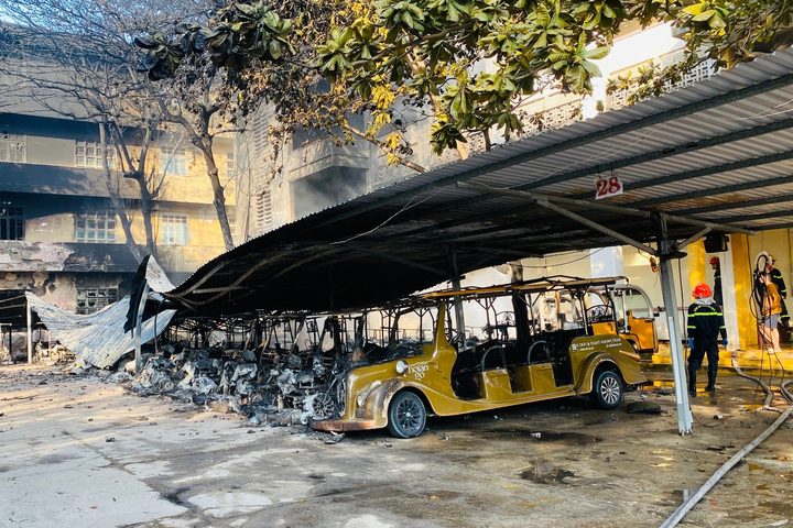 Fire destroys 40 electric cars in Hoi An - 4