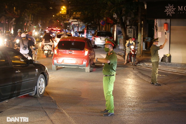 Hanoi streets jammed at Mid-Autumn Festival - 5