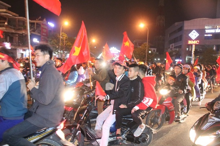 Fans flood streets to celebrate Vietnam's advance to Asian Cup quarterfinals - 7
