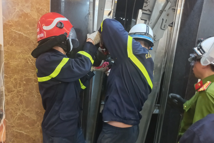 Two die in elevator accident at Hanoi building - 2