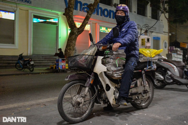 Hanoi’s early morning newspaper market - 7