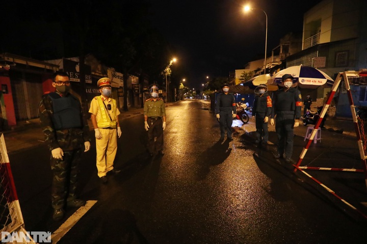 Troops deployed as HCM City tightens Covid-19 prevention rules - 5