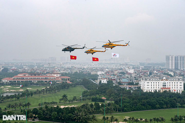 Impressive performance of Su-30MK2 fighters at Vietnam International Defence Expo 2022 - 3