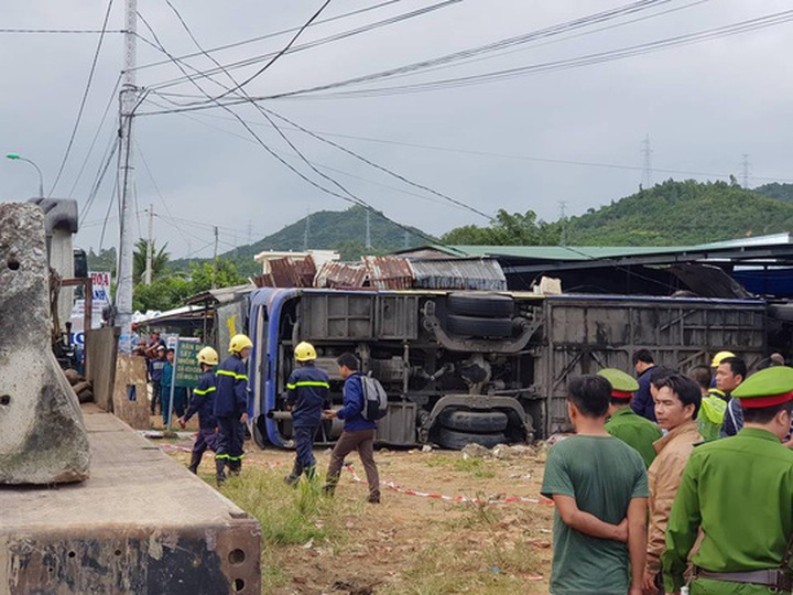 Passenger bus crashes into Nha Trang houses, injuring 38 - 1 Passenger bus crashes into Nha Trang houses, injuring 38 - 1