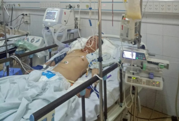 Father calls for help for injured son - 1