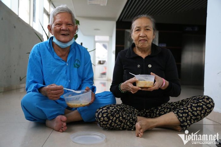 Danang charity club offer free meals for poor patients - 9
