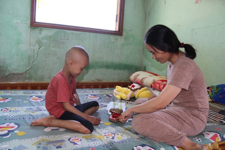 Poor couple seeking help to save ailing daughter - 1