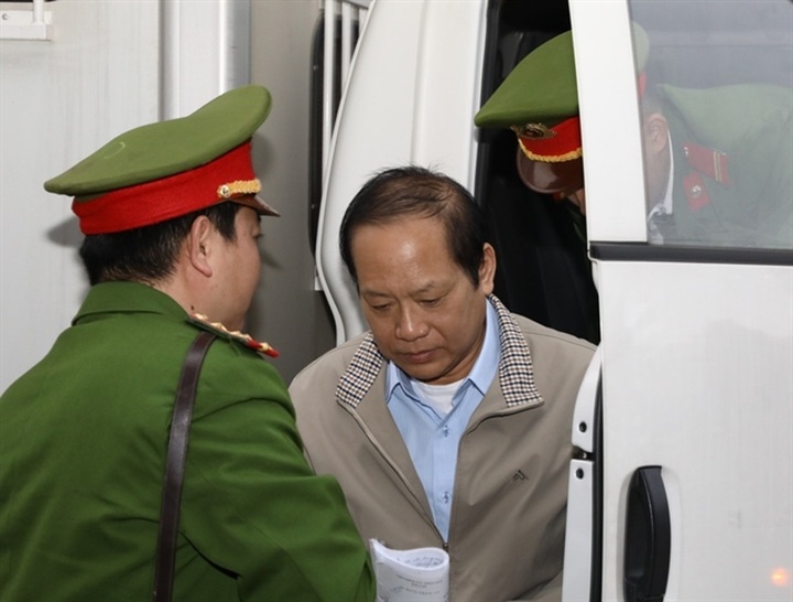 Former communications ministers stand trial for bribery - 1