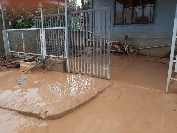 Quang Tri people struggle to clear mud after flooding - 1 Quang Tri people struggle to clear mud after flooding - 1