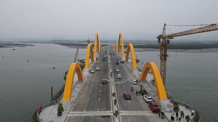 Quang Ninh inaugurates major coastal road - 2