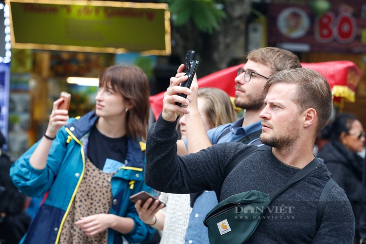 Hanoi church changes “coat” for Christmas - 6 Hanoi church changes “coat” for Christmas - 6