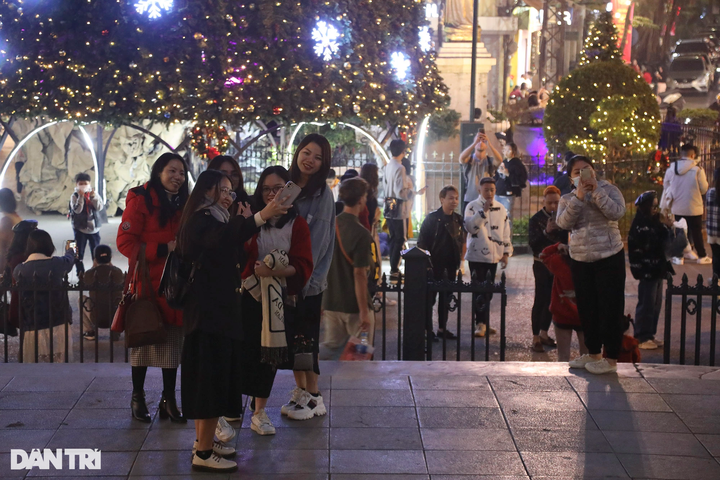 Hanoi churches prepare for Christmas - 4