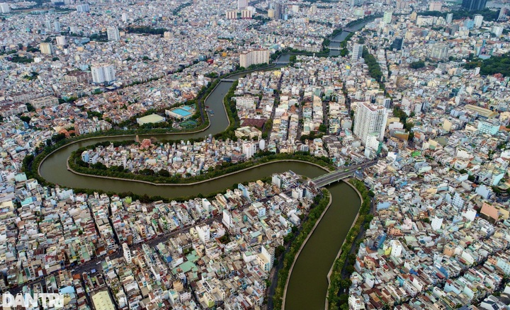 Environment workers protect HCM City canal - 9