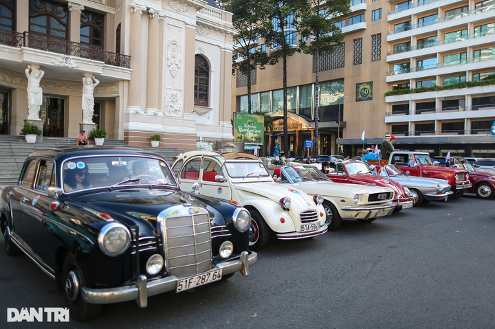 Many historic vehicles parade on HCM City streets - 1