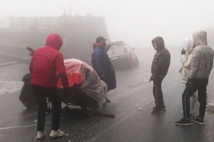 Icy roads on Lai Chau pass pose dangers for drivers - 2