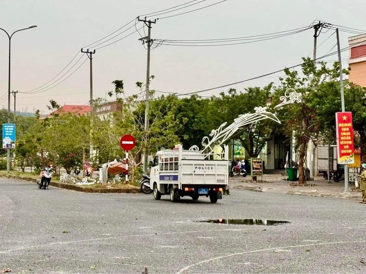 Quang Tri whirlwind damages dozens of houses - 4