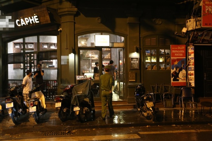 Many restaurants in Hanoi still open despite ban due to Covid-19 spread - 7