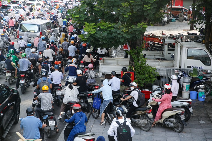 Hanoi to pilot separate car lane on crowded street - 4