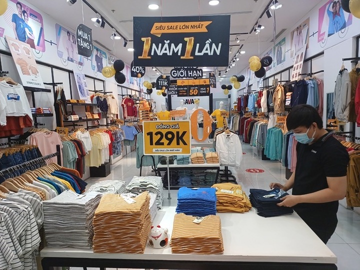 Shops and stores offer up to 99 percent discounts on Black Friday - 4