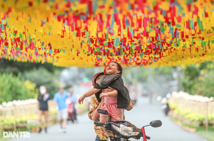 Lantern road at HCM City park attracts visitors - 3