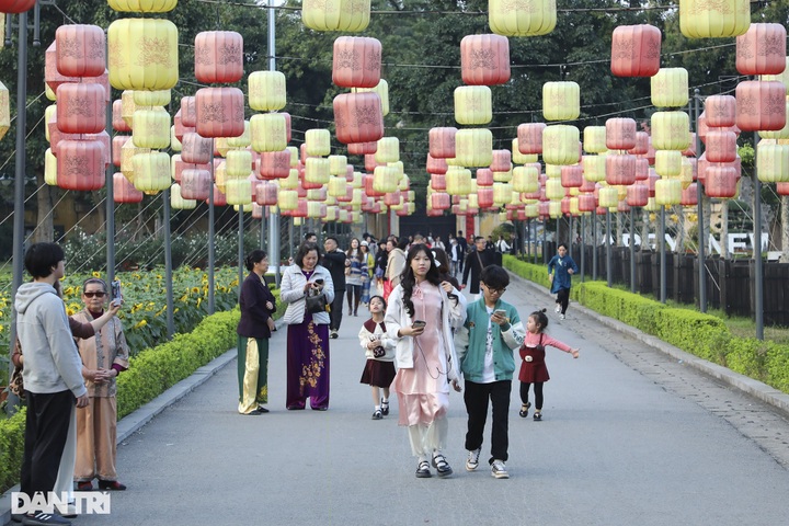 Hanoi tourist sites crowded on Tet days - 5