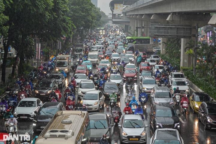 Heavy rain paralyses traffic in Hanoi - 1