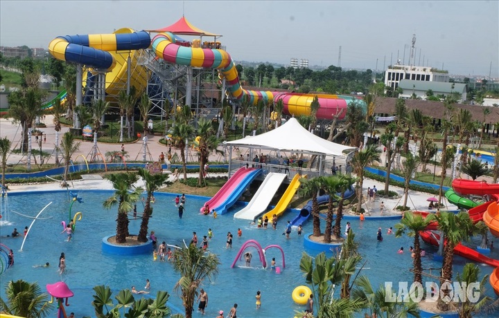 Hanoians seek heat relief at newly-opened water park - 4 Hanoians seek heat relief at newly-opened water park - 4