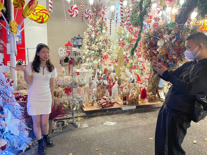 Hanoi streets filled with Christmas atmosphere - 3