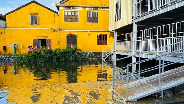Heavy rains flood Hoi An - 5