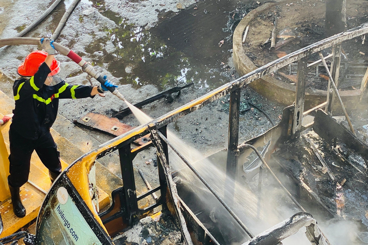 Fire destroys 40 electric cars in Hoi An - 2