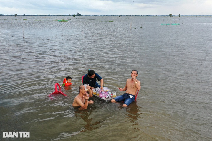 Southwestern people rush to bathe in fields during flood season - 4 Southwestern people rush to bathe in fields during flood season - 4