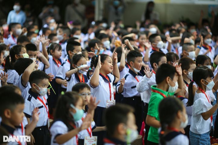 Million-plus students return to school in HCM City - 1