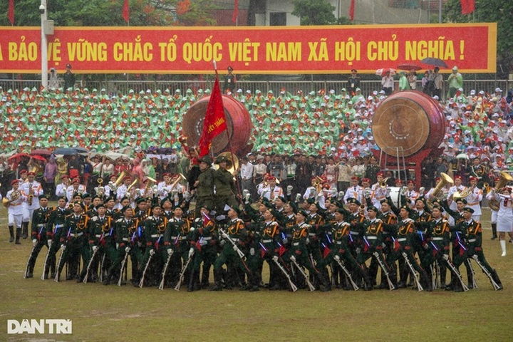Military parade celebrates 70th Dien Bien Phu Victory anniversary - 7